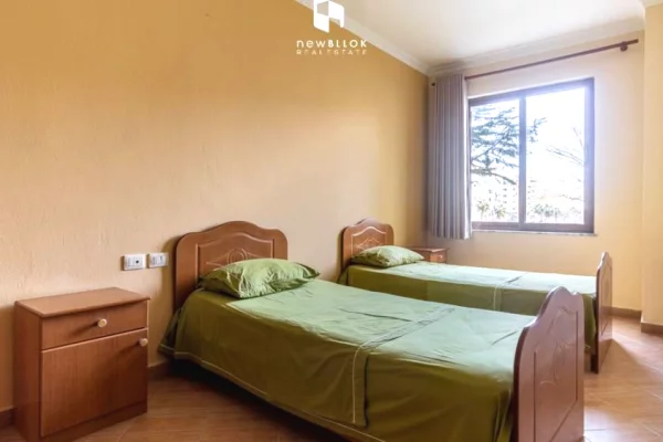 Ambiente Commerciale in Vendita 5+1 a Durazzo - 1,200,000 Euro