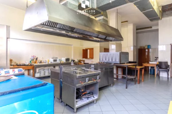 Ambiente Commerciale in Vendita 5+1 a Durazzo - 1,200,000 Euro