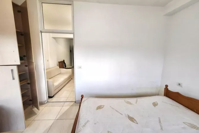 Shtepi ne shitje Apartament ne Tirane, 1+1, Mobilimi Bosh, pa mobiluar, Pagesa 79,000  Euro.