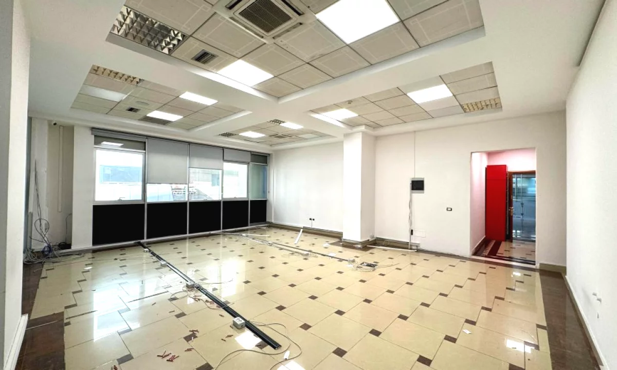Amb Komercial Open Space (105m2) fiks te Galeria, fasade nga 15Kateshi ( Qender ) kati 2