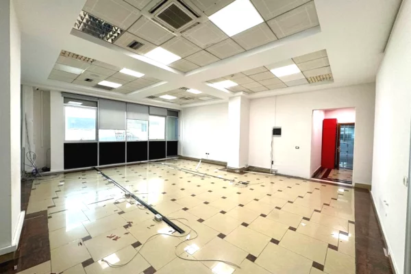 Amb Komercial Open Space (105m2) fiks te Galeria, fasade nga 15Kateshi ( Qender ) kati 2