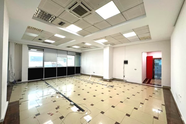 Amb Komercial Open Space (105m2) fiks te Galeria, fasade nga 15Kateshi ( Qender ) kati 2
