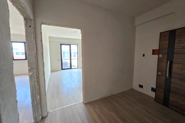 Shtepi ne shitje Apartament ne Tirane, 1+1, Mobilimi Bosh, pa mobiluar, Pagesa 107,730  Euro.