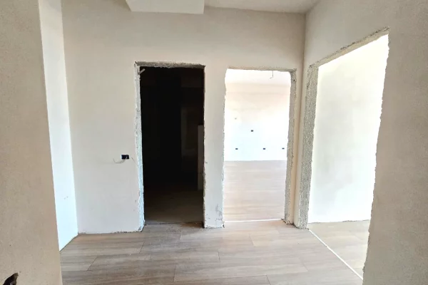 Shtepi ne shitje Apartament ne Tirane, 1+1, Mobilimi Bosh, pa mobiluar, Pagesa 107,730  Euro.