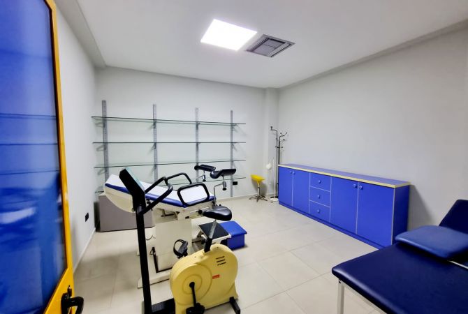 Shitet: Amb Komercial **628m2 ( Kryq. Laprakes - Rr. Dritan Hoxha ) Fasade Xhami nga Rr. Kryesore