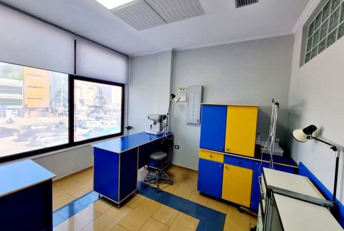 Shitet: Amb Komercial **628m2 ( Kryq. Laprakes - Rr. Dritan Hoxha ) Fasade Xhami nga Rr. Kryesore