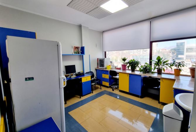 Shitet: Amb Komercial **628m2 ( Kryq. Laprakes - Rr. Dritan Hoxha ) Fasade Xhami nga Rr. Kryesore