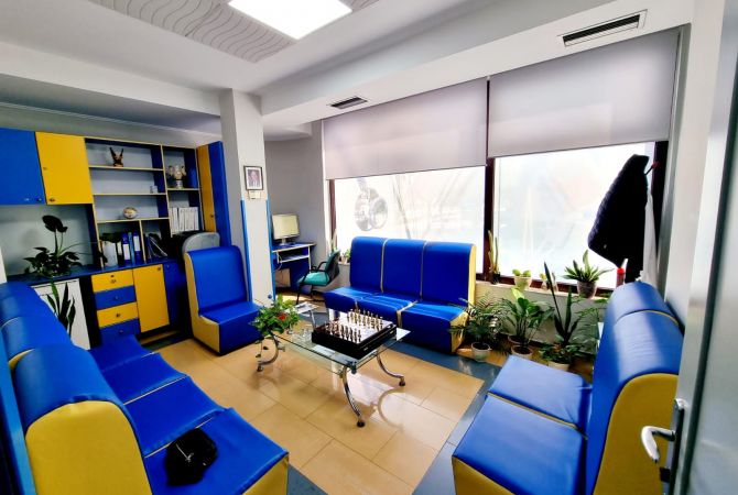 Shitet: Amb Komercial **628m2 ( Kryq. Laprakes - Rr. Dritan Hoxha ) Fasade Xhami nga Rr. Kryesore