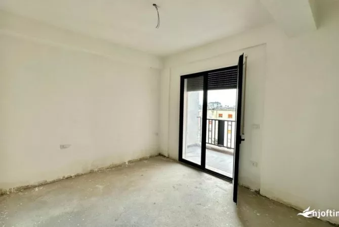 Shtepi ne shitje Apartament ne Vlore, 1+1, Mobilimi Bosh, pa mobiluar, Pagesa 93,600  Euro.