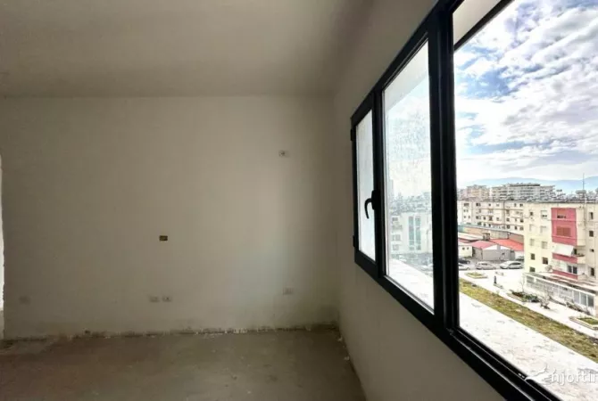 Shtepi ne shitje Apartament ne Vlore, 1+1, Mobilimi Bosh, pa mobiluar, Pagesa 93,600  Euro.