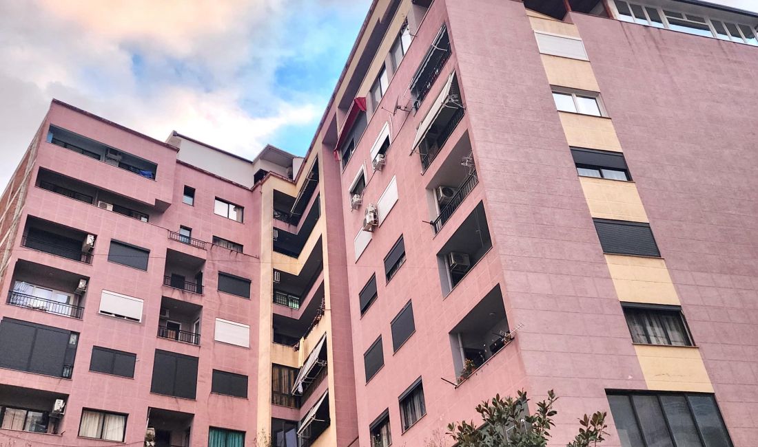Shtepi ne shitje Apartament ne Tirane, 1+1, Mobilimi Bosh, pa mobiluar, Pagesa 194,400  Euro.