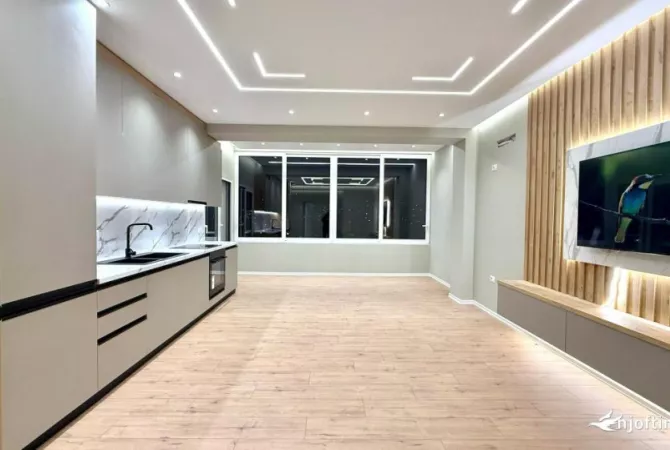 Shtepi ne shitje Penthose(kati i fundit panoramik) ne Vlore, 2+1, Mobilimi Bosh, pa mobiluar, Pagesa 187,000  Euro.