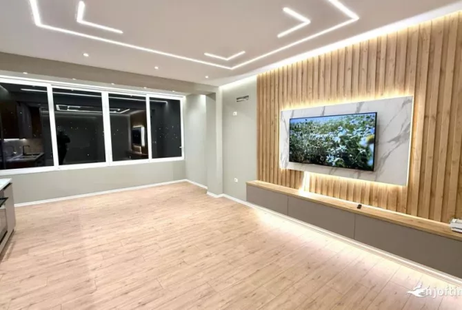 Shtepi ne shitje Penthose(kati i fundit panoramik) ne Vlore, 2+1, Mobilimi Bosh, pa mobiluar, Pagesa 187,000  Euro.