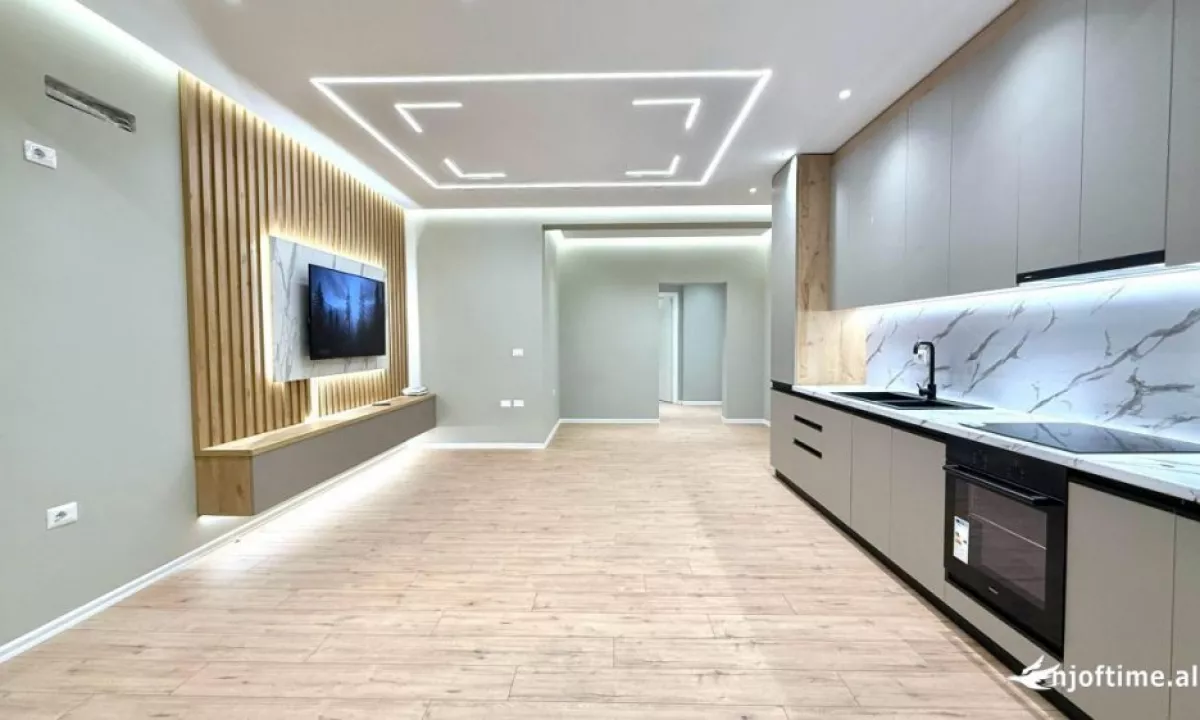 Shtepi ne shitje Penthose(kati i fundit panoramik) ne Vlore, 2+1, Mobilimi Bosh, pa mobiluar, Pagesa 187,000  Euro.