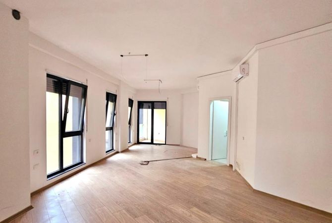 Amb Open Space ( Qender - pas 15Kateshit ) 110m2 - Pllt i Ri & Pamje nga Rruga | Ideale per Zyra