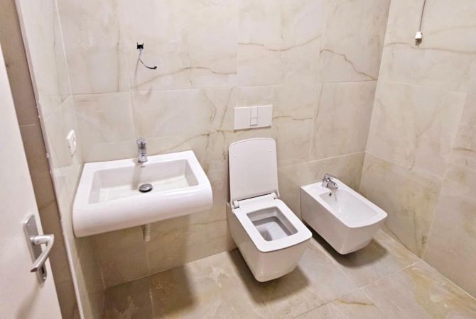Amb Open Space ( Qender - pas 15Kateshit ) 110m2 - Pllt i Ri & Pamje nga Rruga | Ideale per Zyra