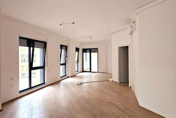 Amb Open Space ( Qender - pas 15Kateshit ) 110m2 - Pllt i Ri & Pamje nga Rruga | Ideale per Zyra
