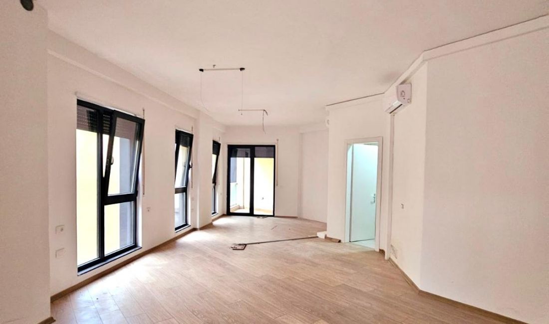 Amb Open Space ( Qender - pas 15Kateshit ) 110m2 - Pllt i Ri & Pamje nga Rruga | Ideale per Zyra