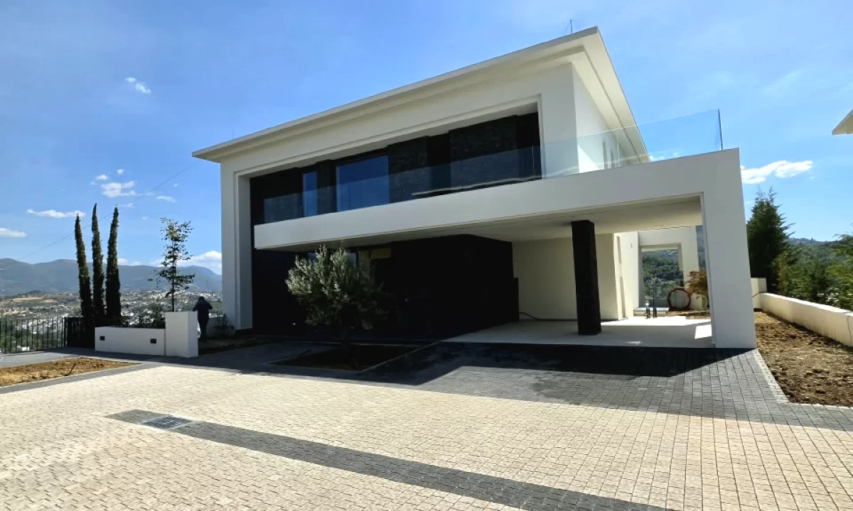 Casa in vendita Villa di lusso a Tirana, 5+1, Ambiente Vuoto, Pagamento 1,940,000  Euro.