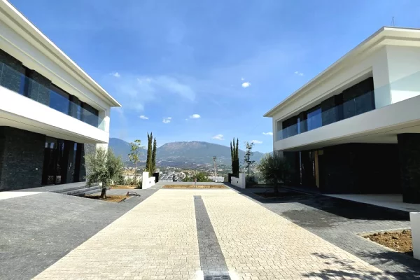 Casa in vendita Villa di lusso a Tirana, 5+1, Ambiente Vuoto, Pagamento 1,940,000  Euro.