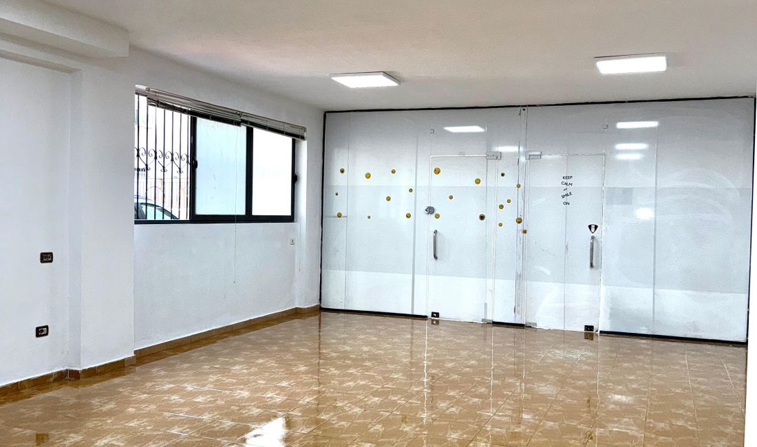 🔵 Jepet me Qira : Dyqan 65m2, Siper Kristal Center - Tek Nest Cafe ( Buze Rruges Dytesore te Autostrades)📍Kati 0, Fasade Xhami - i sapo investuar 🧨