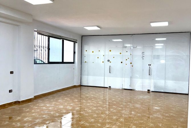 🔵 Jepet me Qira : Dyqan 65m², Sipër Kristal Center - Tek Nest Cafe ( Buzë Rrugës Dytësore të Autostradës)📍Kati 0, Fasadë Xhami - i sapo investuar 🧨