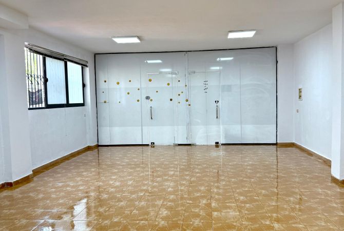 🔵 Jepet me Qira : Dyqan 65m2, Siper Kristal Center - Tek Nest Cafe ( Buze Rruges Dytesore te Autostrades)📍Kati 0, Fasade Xhami - i sapo investuar 🧨