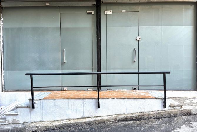 🔵 Jepet me Qira : Dyqan 65m2, Siper Kristal Center - Tek Nest Cafe ( Buze Rruges Dytesore te Autostrades)📍Kati 0, Fasade Xhami - i sapo investuar 🧨