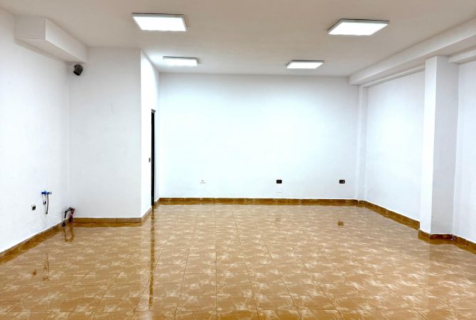 🔵 Jepet me Qira : Dyqan 65m2, Siper Kristal Center - Tek Nest Cafe ( Buze Rruges Dytesore te Autostrades)📍Kati 0, Fasade Xhami - i sapo investuar 🧨