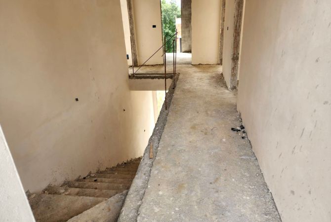 Luxury villas for sale in Tirana 4+1, Emty