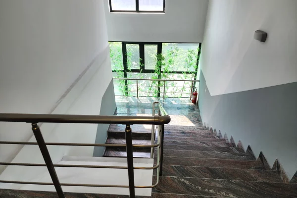 ZYRE ME Qira ,Open Space:📍 Qender/ Fillim Rruges Durresit ( fiks mbrapa dyanit te luleve) 110 m2 || 780 euro🔥