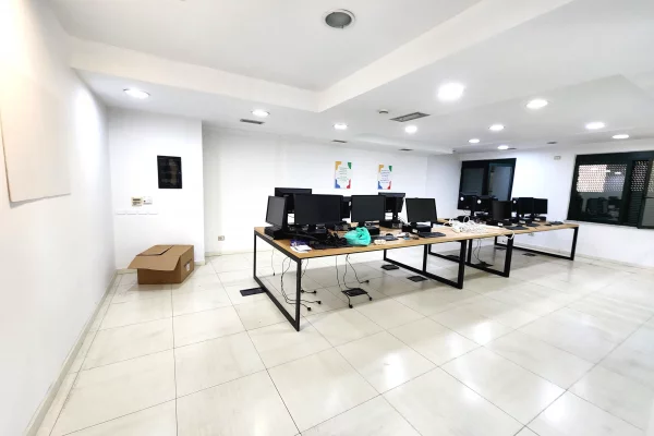 ZYRE ME Qira ,Open Space:📍 Qender/ Fillim Rruges Durresit ( fiks mbrapa dyanit te luleve) 110 m2 || 780 euro🔥