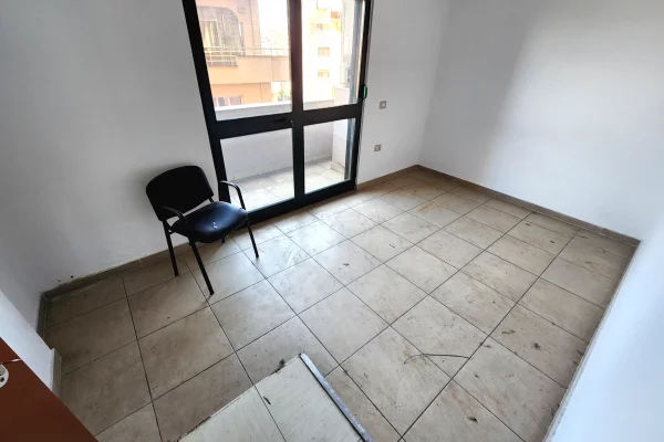 ZYRE ME Qira ,Open Space:📍 Qender/ Fillim Rruges Durresit ( fiks mbrapa dyanit te luleve) 110 m2 || 780 euro🔥