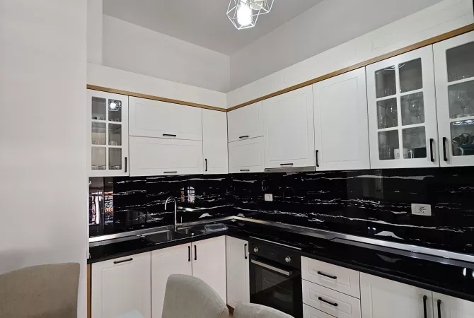 Shtepi me qera Apartament ne Tirane, 1+1, Mobilimi E mobiluar, Pagesa 1,280  Euro.