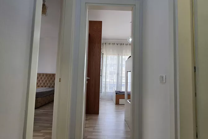 Shtepi me qera Apartament ne Tirane, 1+1, Mobilimi E mobiluar, Pagesa 1,280  Euro.