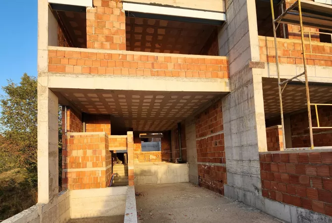 Shtepi ne shitje Vila Luksoze ne Tirane, 3+1, Mobilimi Bosh, pa mobiluar, Pagesa 538,000  Euro.