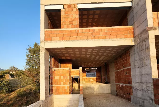 Shtepi ne shitje Vila Luksoze ne Tirane, 3+1, Mobilimi Bosh, pa mobiluar, Pagesa 538,000  Euro.