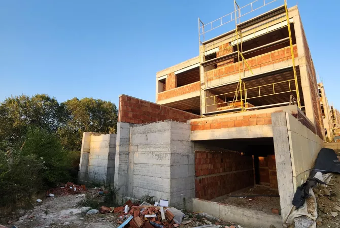 Shtepi ne shitje Vila Luksoze ne Tirane, 3+1, Mobilimi Bosh, pa mobiluar, Pagesa 538,000  Euro.