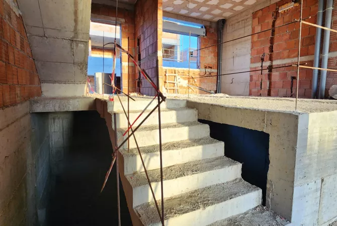 Shtepi ne shitje Vila Luksoze ne Tirane, 3+1, Mobilimi Bosh, pa mobiluar, Pagesa 538,000  Euro.
