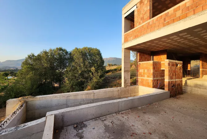 Shtepi ne shitje Vila Luksoze ne Tirane, 3+1, Mobilimi Bosh, pa mobiluar, Pagesa 538,000  Euro.