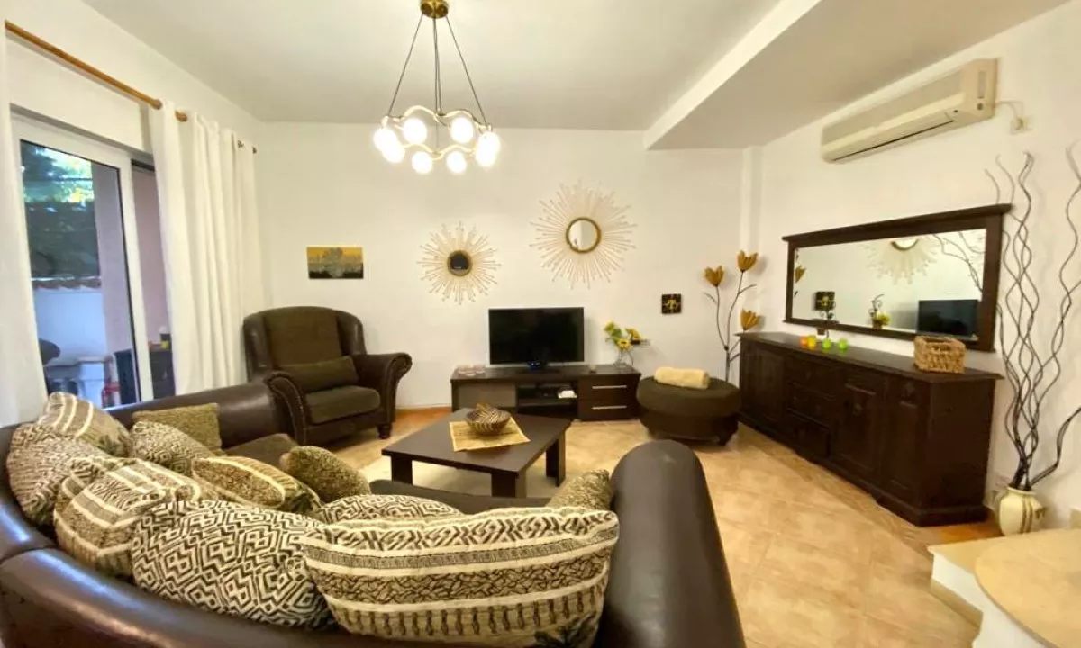 Shtepi me qera Apartament ne Tirane, 3+1, Mobilimi E mobiluar, Pagesa 1,000  Euro.