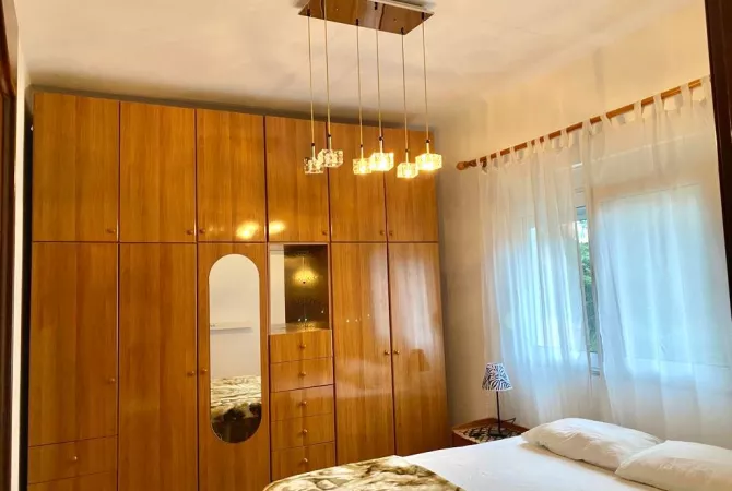 Shtepi me qera Apartament ne Tirane, 3+1, Mobilimi E mobiluar, Pagesa 1,000  Euro.