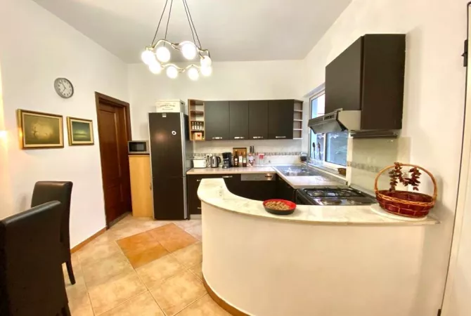 Shtepi me qera Apartament ne Tirane, 3+1, Mobilimi E mobiluar, Pagesa 1,000  Euro.