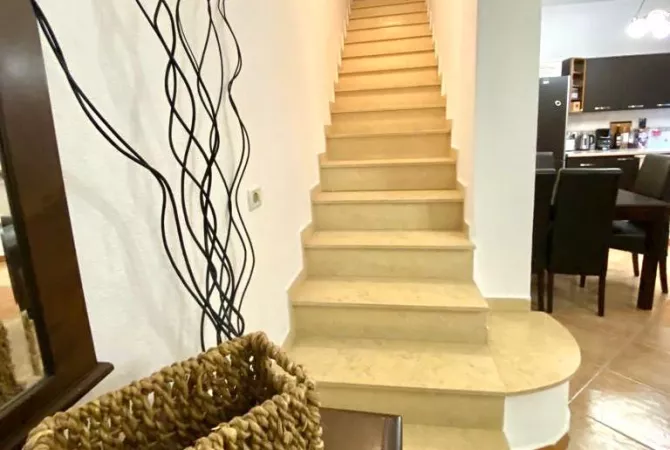 Shtepi me qera Apartament ne Tirane, 3+1, Mobilimi E mobiluar, Pagesa 1,000  Euro.