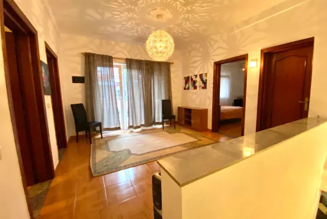 Shtepi me qera Apartament ne Tirane, 3+1, Mobilimi E mobiluar, Pagesa 1,000  Euro.