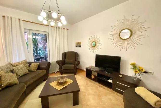 Shtepi me qera Apartament ne Tirane, 3+1, Mobilimi E mobiluar, Pagesa 1,000  Euro.