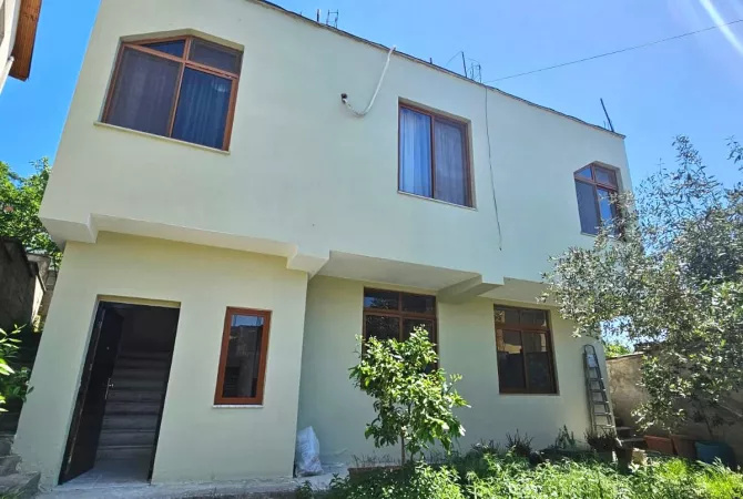 Shitet Shtëpi Private 1 Kat (3+1+2wc) +1 Kat gjysëm-nëntoke + Truall ne Kombinat, Tirane. 