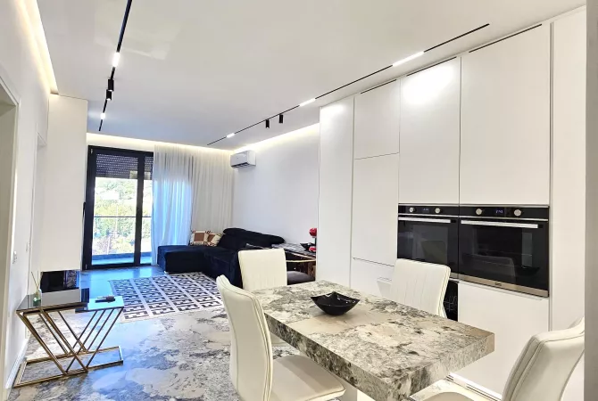-JEPET ME QIRA apartament 1+1+ garazh  totalisht i investuar si per vete me çdo gje cilesore te mark