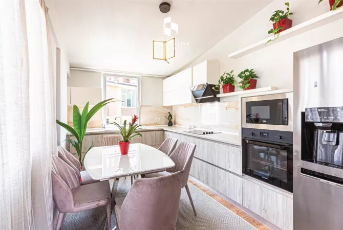 Shtepi ne shitje Penthose(kati i fundit panoramik) ne Tirane, 3+1, Mobilimi E mobiluar, Pagesa 440,000  Euro.