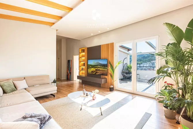 Shtepi ne shitje Penthose(kati i fundit panoramik) ne Tirane, 3+1, Mobilimi E mobiluar, Pagesa 440,000  Euro.